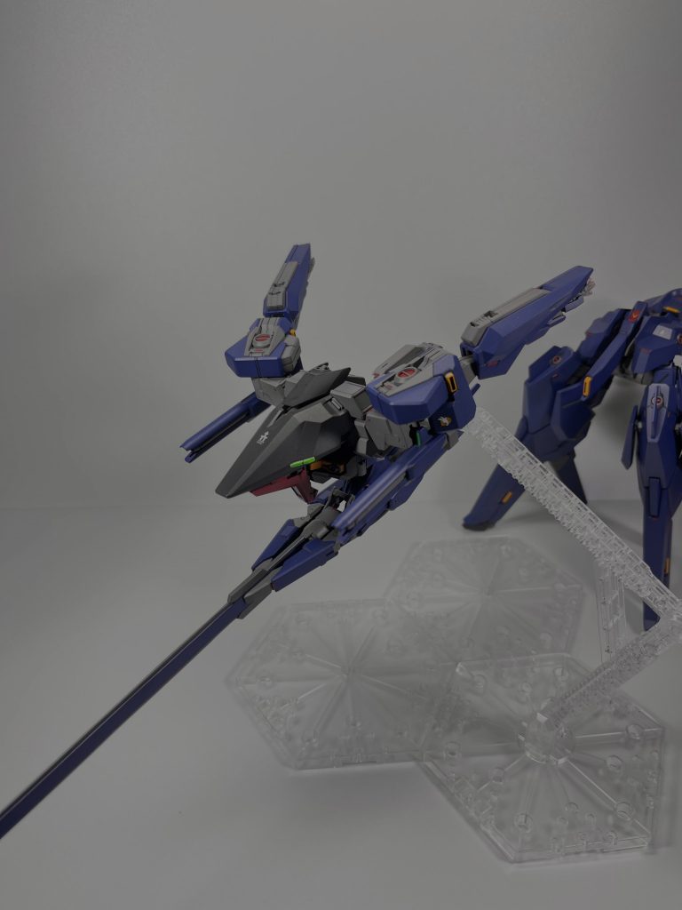 腕部の位置を調整し、コンポジットシールドブースターの蛇腹アームを後方ジョイントに接続すれば、トップファイターの完成🐇