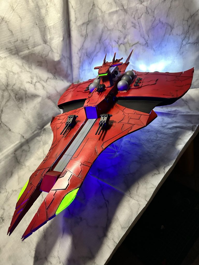 ここから合成なしです。本体の全長約60cm、全幅40cm。(わたしは350m説推しです)艦首、両翼が間延びしてしまわないようにディテールを入れるのが大変でした。。。わたしは普段やらない(できない)んですが、プラ板でディテール入れてる方よく見ますけど、改めてすごいなって思いました。艦首の眼のようなところ、中央のカタパルト、ブリッジや機体各所の先端に蛍光塗料を塗布してあります。後ろの青い光はブースターに仕込んだLEDです。