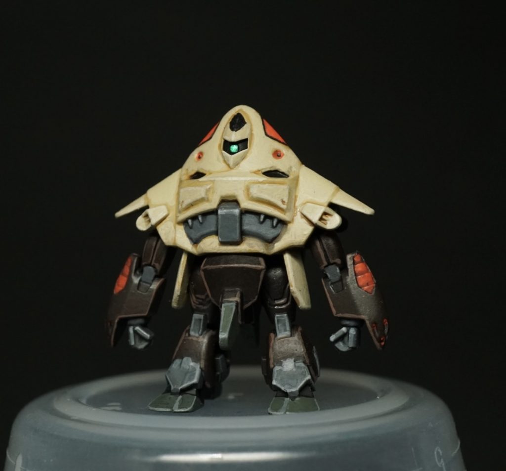 シタデルカラーは元々ウォーハンマーのミニチュアを塗るための塗料で、暗い色のベースカラー→溝などに流し込むシェイドカラー→ハイライトとして明るい色のレイヤーカラー→エッジを縁取るようにさらに明るいレイヤーカラーと重ね塗りをすることで、小さいミニチュアを遠くから見ても立体的にカッコよく見えるようにする塗装手法があります。