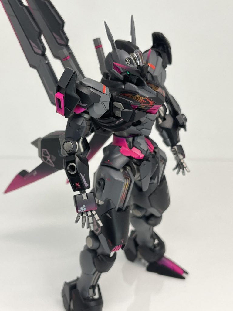 アシタのデカールプリズムブラック使用なんとかこのデカール使いたくて黒いエアリアルをチャレンジしました。本体黒でピンク系かグリーン系が合いそうという事で決めましたが、次はキャンディブラックで試したいですね~もっと良くなると思います。胸部正面のクリアパーツは前回と同じ技法です