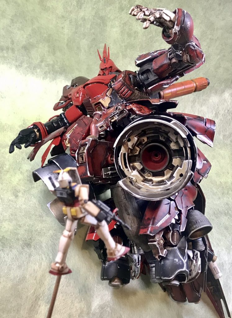 作品は違いますが78さんと対峙する鳩サザビー圧倒的な威圧感で巨大に感じます。さながら大豪院邪鬼の如し。