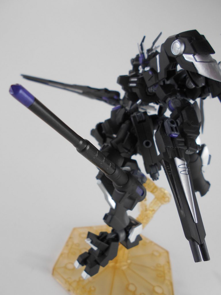 グラントンファー改、「ロスキア」。グラントンファーを脚部に移動させ、先端部にスパイクを追加して打突の威力向上をさせています。「ロスキア」はギリシャ語で「秋陰」のアナグラムです。