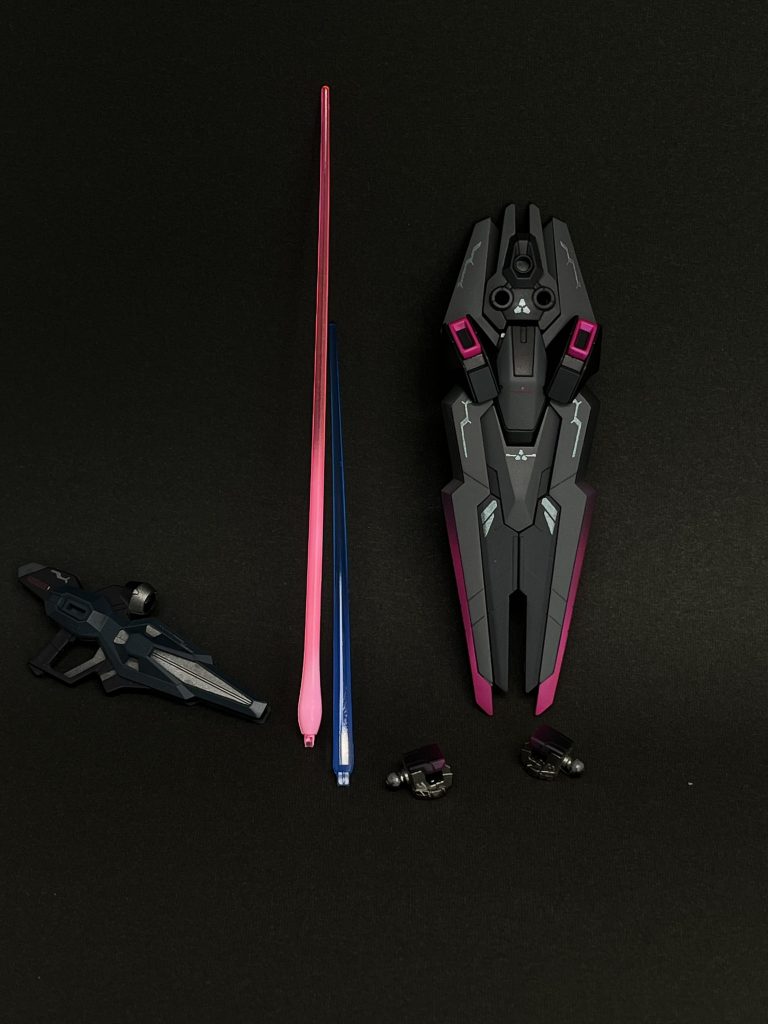 サーベルはピンク系欲しかったので1/100付属からチョイスライフルは細かく塗り分けとレンズを