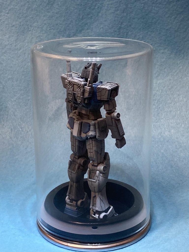 お察しの通り、本作は横浜ガンダム1/200です。最初は合わせ目消してがっつりトリコロール塗装しようと思いましたが、あまりの小ささに合わせ目消しも塗装も断念。ということで、もしもアナハイムがマークⅡを作ったらという妄想モデルが出来上がりました。エアクラフトグレーとミディアムブルーのロービジ塗装と墨入れで落ち着いた感じに仕上がりました。デカールはガンダムデカールの1/144スケールを貼りましたが、それでもちょっとオーバーサイズですね。右胸の「02」はアナハイムのコンペエントリナンバーということにして下さい。小さいながらも良くできているモデルでほとんど無可動ですが、新規格の1/200モデルを立ち上げてザクやドムなど一年戦争MSを出して欲しいです。