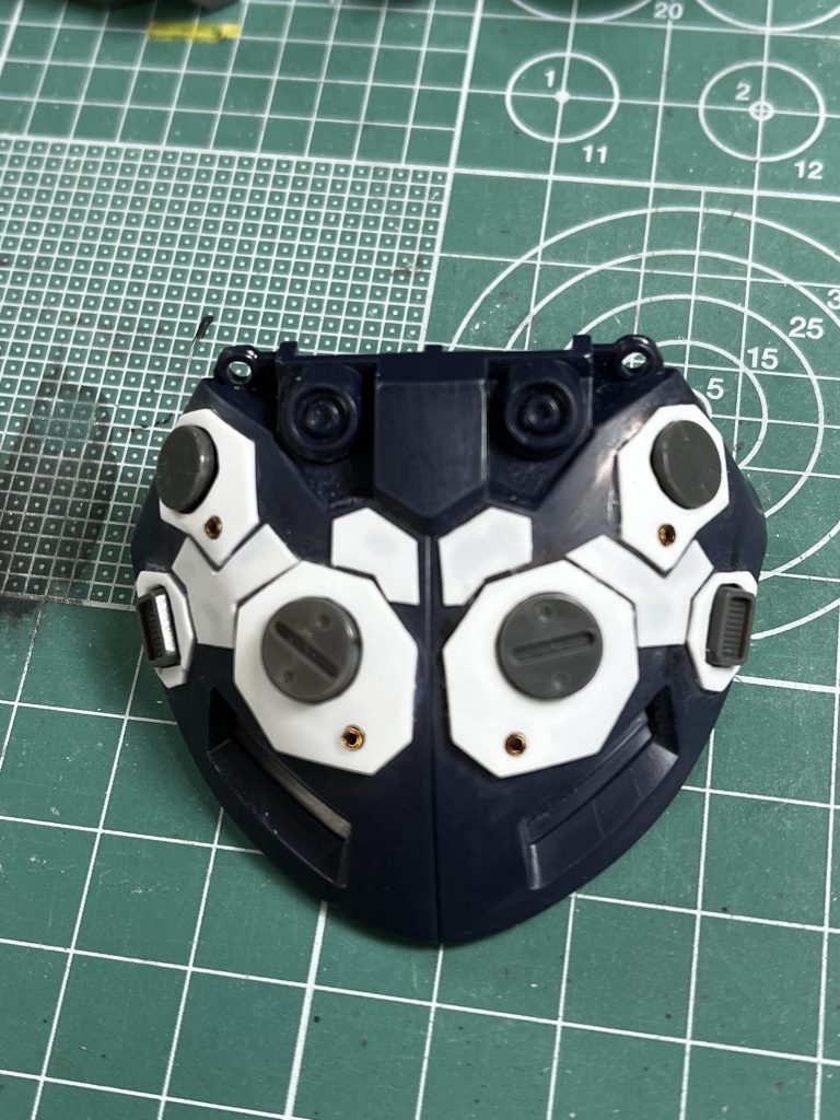 腰周りがツルツルだったので立体的なディテールを作成しました。曲面にプラ板を貼るのがなかなか大変💦