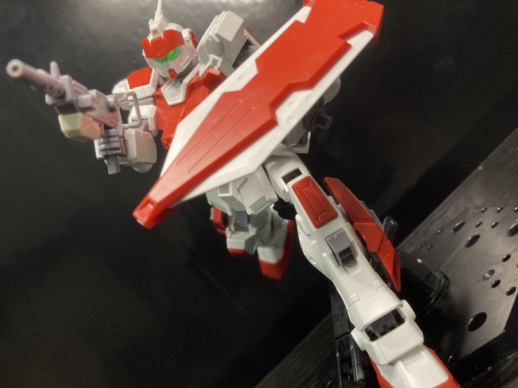 レッドライダーを組んでみた感想として1時間~2時間弱で組み立てられとても組みやすかったです！気になる余剰パーツですがペイルライダーとしての肩パーツがなく完璧にはできなかったりしますがビームガンをそのまま代用することも出来ますしビームサーベルを2つつけたりも出来たり肩はレッドライダーのものを代用すれば一応それっぽくなります！