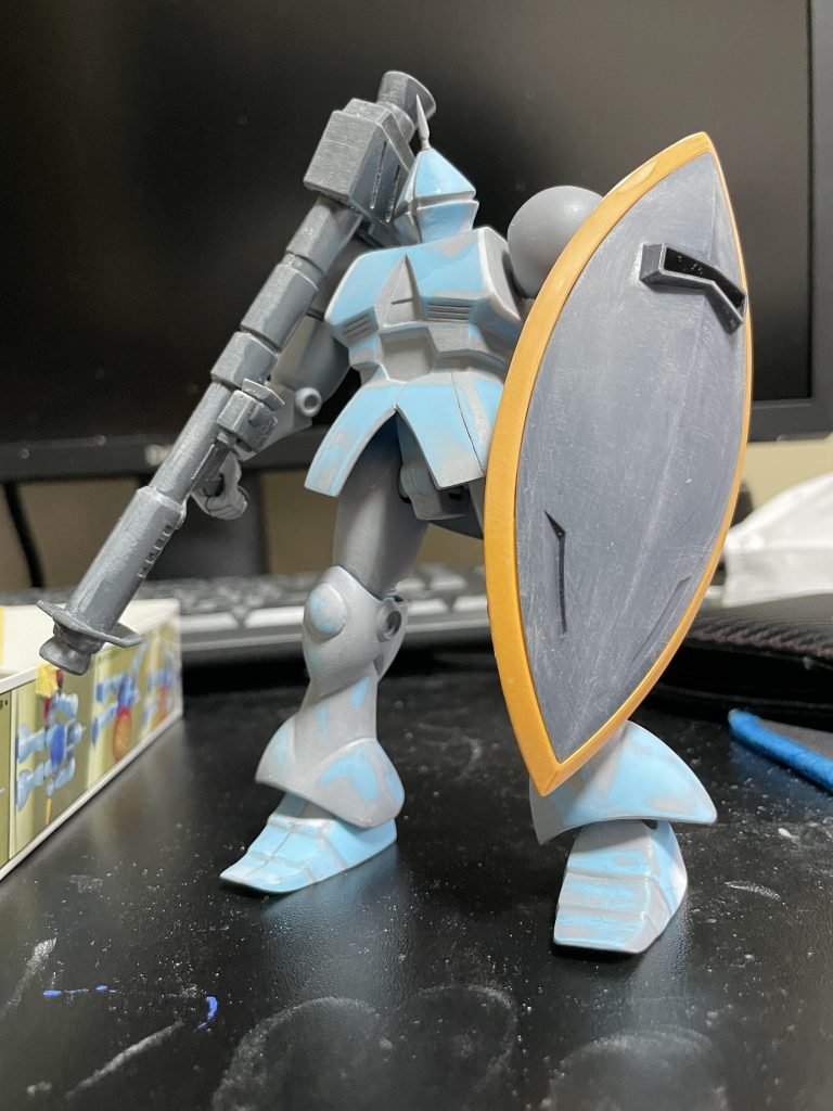 サフ前状態です。頭部はアンテナのシャープ化。胴体は胸部左右端を斜めにカットしたあとに1ミリプラバンを貼ってハの字の形になるよう形状変更しました。肩は胸部との接続を3ミリ軸に変更。上腕は手首で2ミリ延長。ハンドパーツはジャンクからHGジオン系のものを流用しました。また、左手はシールド接続用のボールジョイントの受けを接着しています。股関節と足首はボールジョイントに変更。後は武器をジャンクから見繕ってきたものを取り付けています。