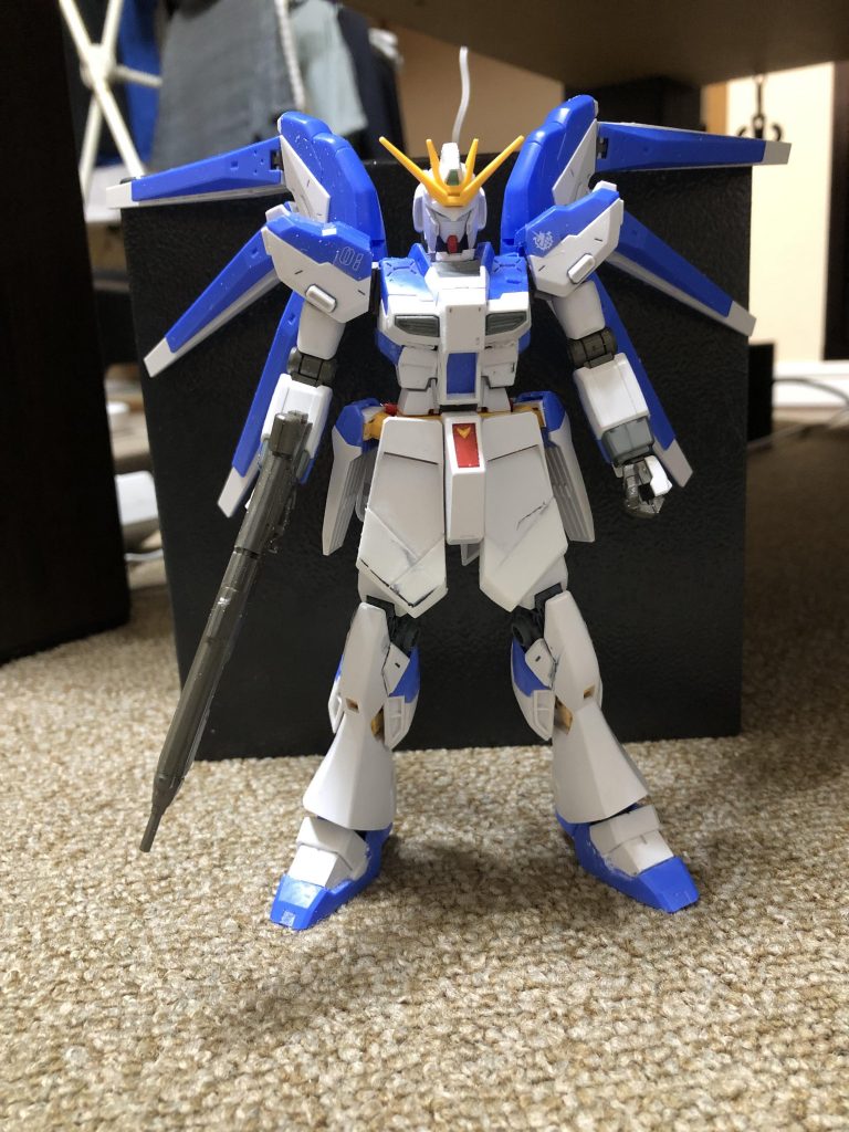 仮組み段階腰アーマーは設定通り大型化、なんかスカスカに感じたのでプラバンやHGのパーツを切り貼りして密度を出しました。→完成版の写真と比較してください