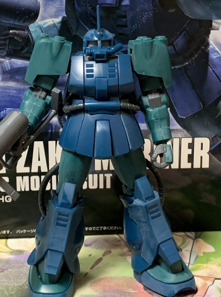 変更点はハンドパーツをビルド系のナックルに変更。足側の動力パイプを無くしてコトブキヤのディテールパーツで塞いでいます。モノアイはシールがなかったので、BB弾を半分に切ってピンクで塗装しました。