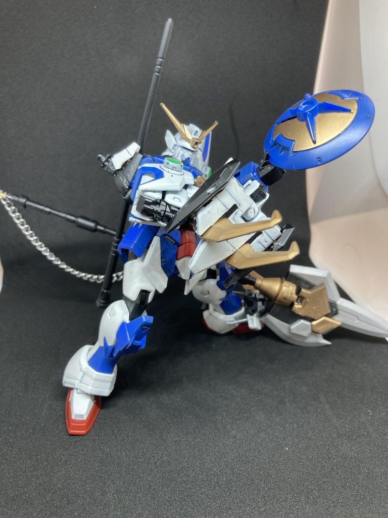 シェンロンシールドは大小2つを装備。手に持っているのは小。投擲武器としても有効武器 背中にマウントできます。