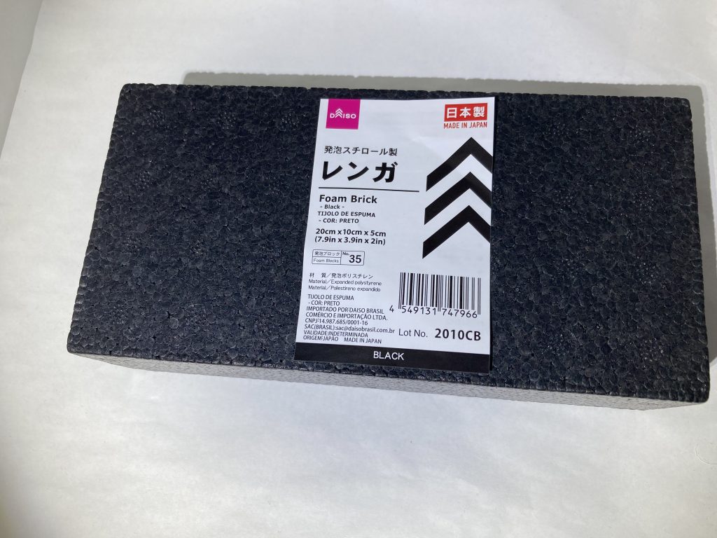 石壁に使用した発泡スチロールレンガ