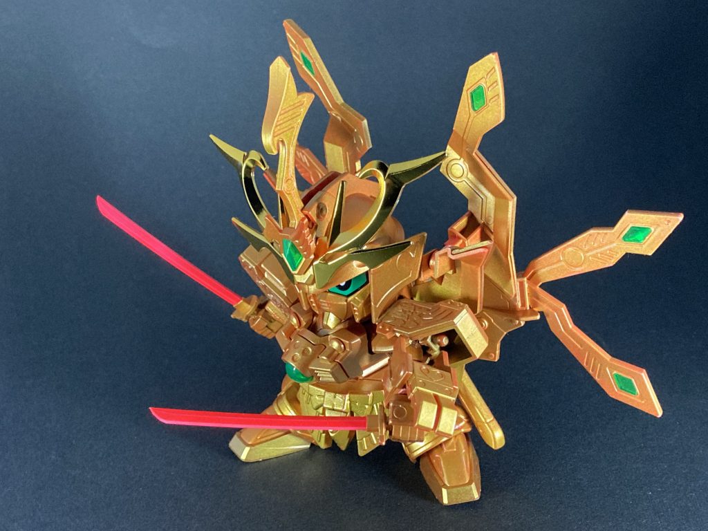 旧號斗丸を作った後ですので、進化を存分に味わう事が出来ました。関節可動は素晴らしい。しかし鎧の変形の奇抜さは號斗丸唯一の難しさ💦SD武者の中でも類稀な独特の変形可動は繊細に扱わないといけない所は新も旧も変わらずといった感想でした。二刀の鞘が互い違いになっていたり、羽飾りの独特の可動構成、このバックパックの大胆な構成は完全に號斗丸だけの個性だと思います。✨