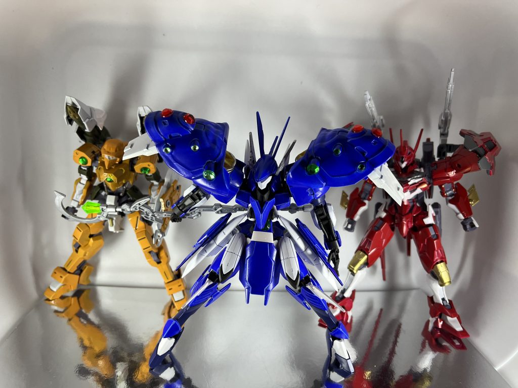 魔装機神3機並びヤンロン『ミオ、マサキはどうした?』ミオ『サイバスターでどこか行ったよ。また甲児かリュウセイに会いにでも行ってるんじゃない?』アルマ『あの皆さん…どちら様ですか?⇦※新魔装機神ガッデス操者ということでガッデスでした!ジークルーネでネタが浮かび楽しく作れました。色々形にしたい物はあるんですが、とにかくベースにするガンプラが売ってないですね(^◇^;)ヒュッケ系列にしようとしたルブリスの再販も買い逃したしな。まさかガザcやパラスアテネが平日とかに即売り切れる世になってるだなんて予測すらできない(´・ω・`)お値段は少し張るけどサイバスターはバンダイ出してくれてるし市販品で良いよね(о´∀`о)