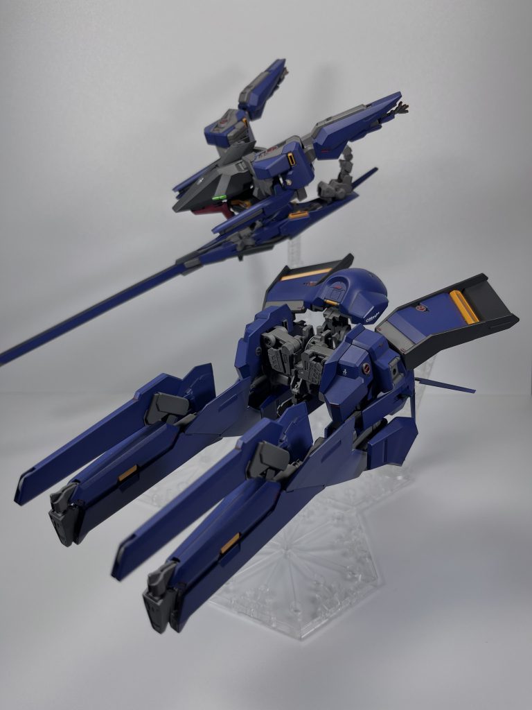 サイドアーマーと腿を接続してロック、脚部位置を整えます。腿に格納された、サイドウィングを展開します。