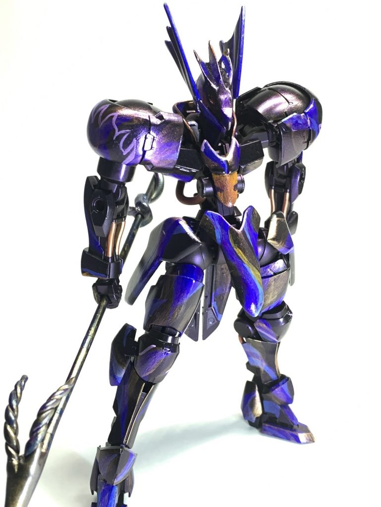 Evoサフブラック下地にアクリルガッシュで模様を描き入れ偏光顔料とクレオスのアメジストパープルを上吹き