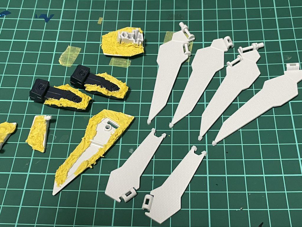 肉抜き穴はポリパテで埋めてリフレクターはプラ板貼り付けてから延長してます