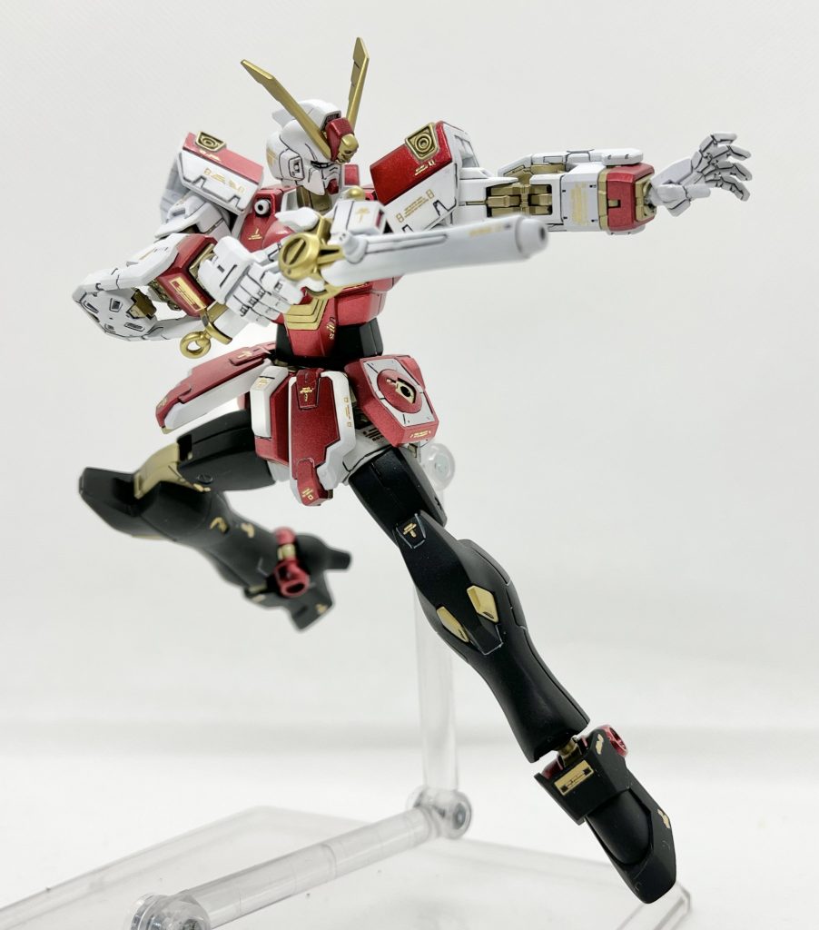 ライフルはRGクロスボーンの物をそのまま使用。一方、RGクロスボーンはハンドパーツが豊富なので、アクションポーズの幅も拡げやすくなります。