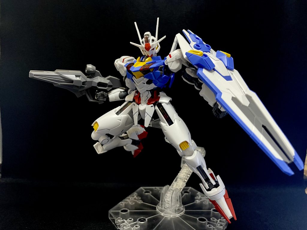 箱絵のポーズ。シールド状態のガンビットの大きさが際立ちます。このポーズ、良い!ホイルシールで色分けした箇所は側面までカバーできないので、この辺時間のある時に部分塗装した方がカッコいいかな。 先ほどアニメ第一話を観ましたが、プロローグの重さと打って変わって明るい学園モノでしたね。久々の新作TVシリーズ、今後の展開が楽しみですね。ご覧いただきありがとうございました。