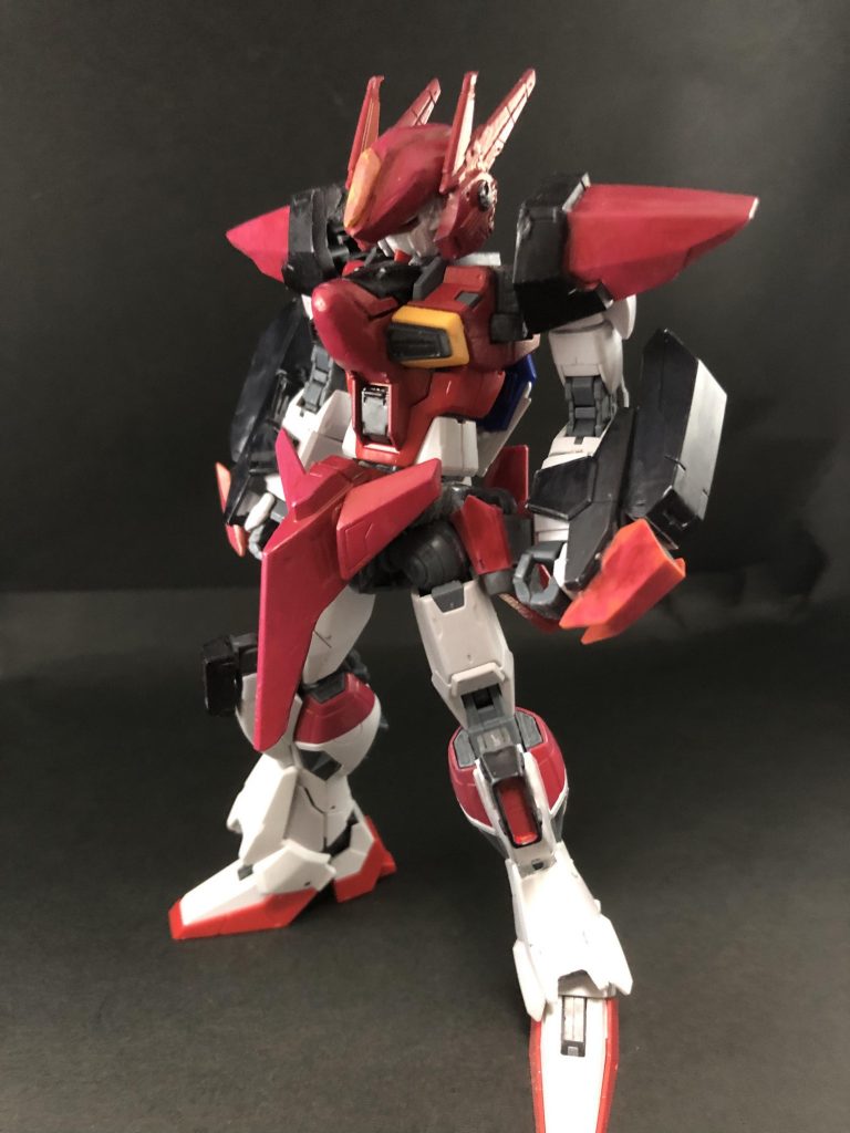 今回は塗装に挑戦。ガンダムマーカーで塗装してみました。途中からガンダムマーカーエアブラシシステムを使ったり、スプレーや筆塗りも試してみましたが、色々と中途半端な結果に・・・。しかも、ポージングさせてたらあちこち塗装が剥がれちゃいました。ポージング中に左肩のピンが折れてしまい、接着したのはいいものの隙間ができてしまいました。無理に押し込むとまた折れそうなのでこのままにしてます。ブンドドは楽しいから仕方ないね。