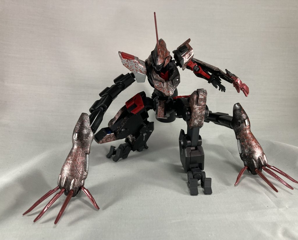 寄生された右腕は完全に変異して異形になっていて、体の内側から何かが皮を突き破って生まれてくるイメージで尻尾のような腕が生えています