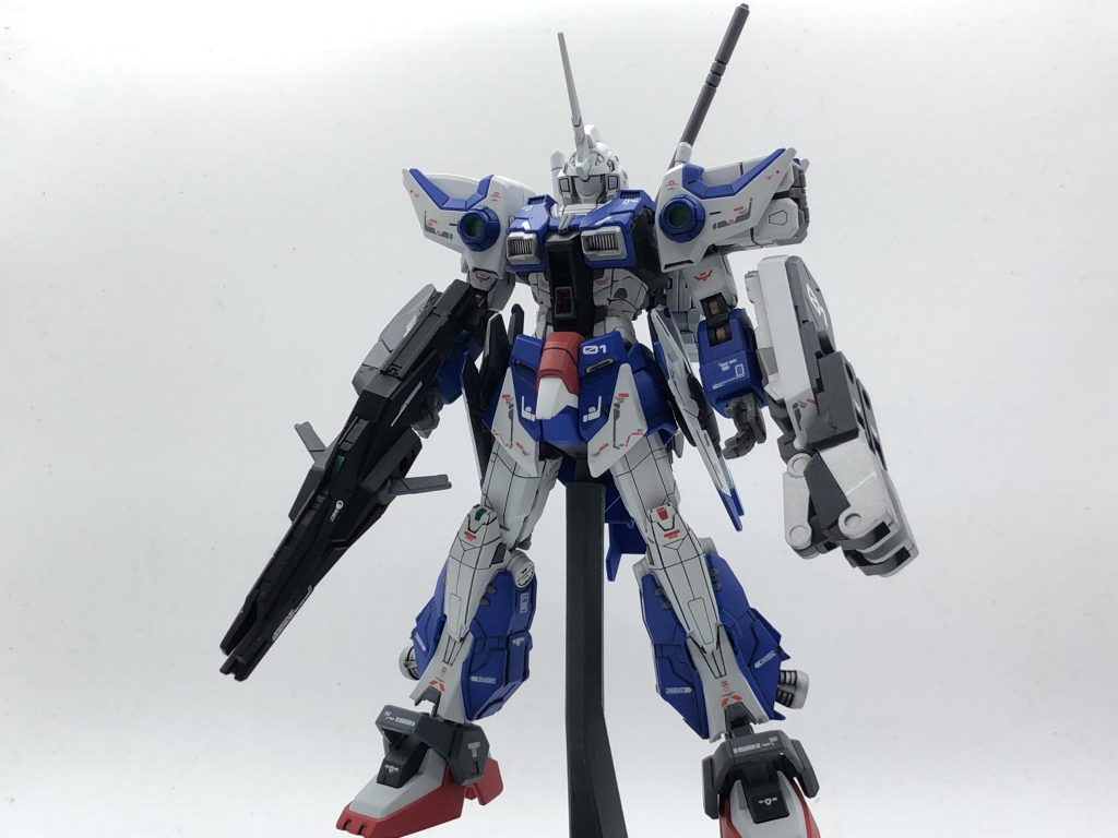 ドラグーンガンダム 第二形態第一形態の弱点であった侵略生物やアンドロイドへの対応を見直した機体。武装はクローシールド、ビームグレイヴが追加。