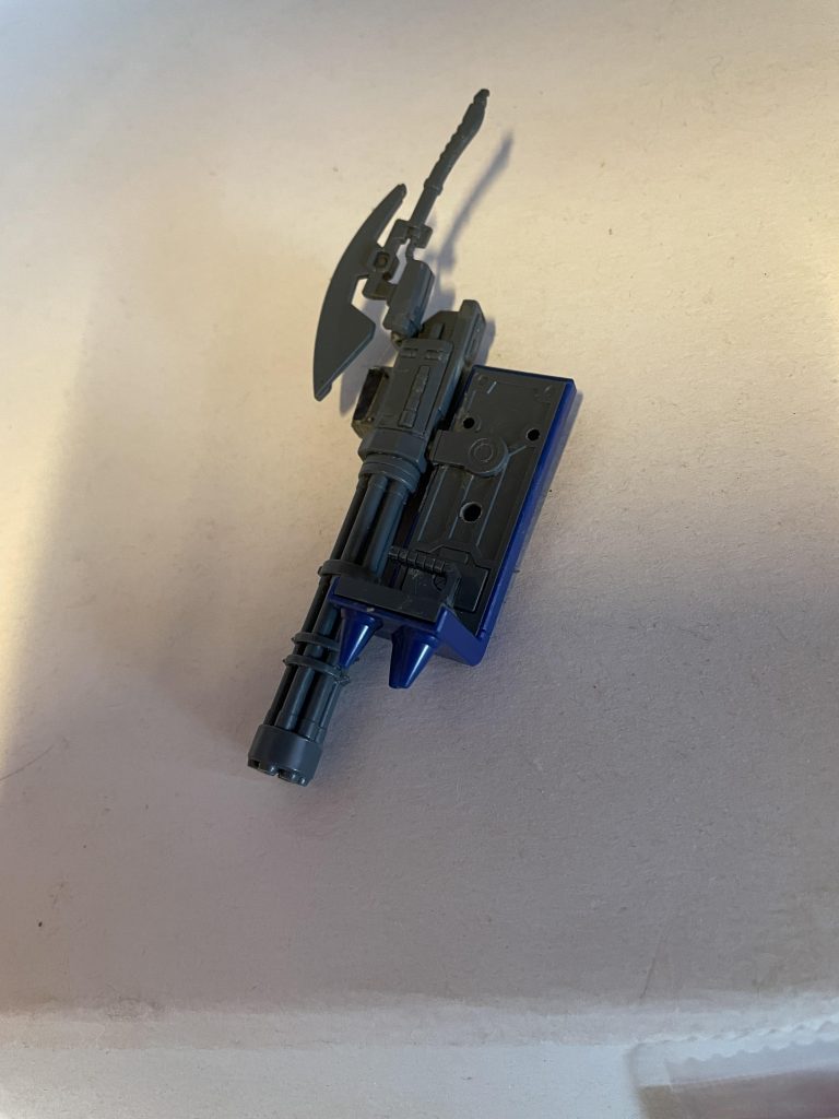 メインウェポンのガトリングシールドは、別の改造で使ったので自作しました。まずザクIのスパイクシールドに、穴を開けてボールデンアームズのパーツを接続。そこに穴を開けて中にポリキャップを仕込んだキャンペーンの付録のガトリング接続。更に付録のガトリングに丁度良い穴があったのでそこにヒートホークのマウントラッチをつけてヒートホークをつければ…正規のガトリングシールドと違って、球数には限りはあるけど、ほぼ同等のガトリングシールドの完成です。初心者がやる簡単でお手軽な改造なので写真も説明もこれで以上です。 