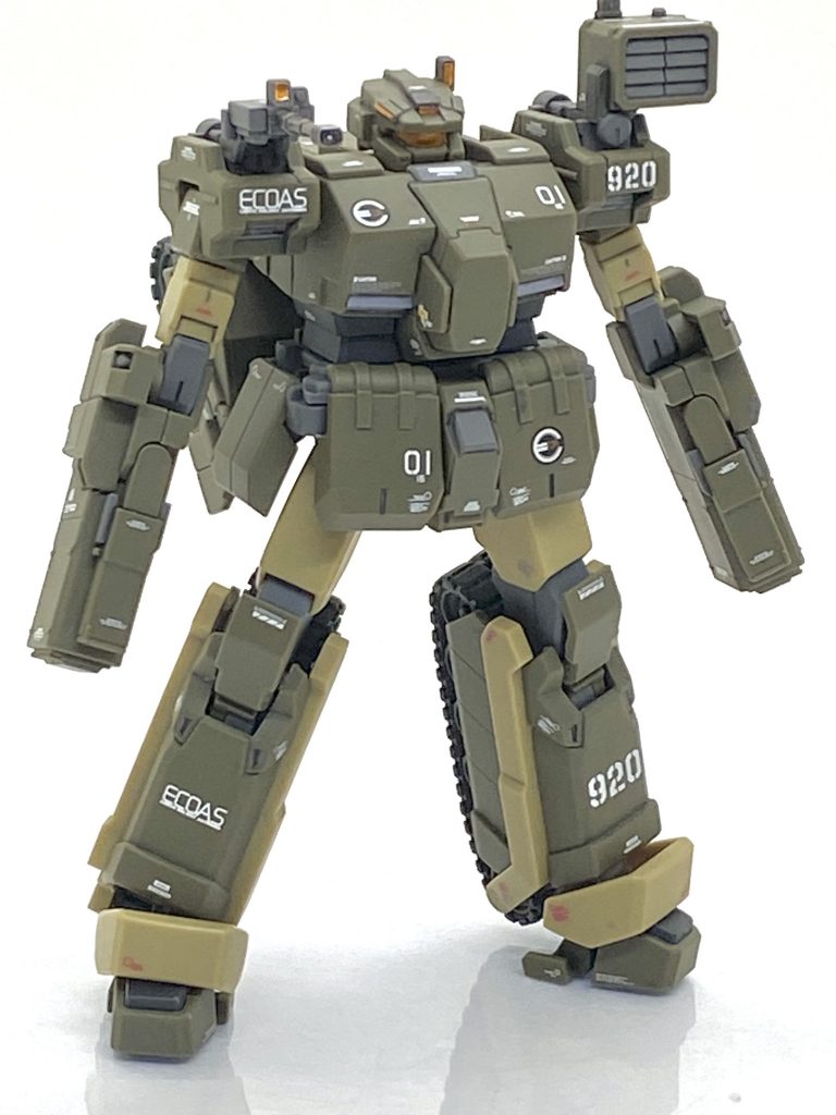 ロトは劇中ではダグザ隊のでしたから設定通りに920隊仕様にしています。小さくてもディテールが素晴らしいのでかなり細かい箇所まで塗り分けてデカールを貼りますと精密感が抜群になります。ゴットハンドの神筆を使うと楽に細かい所まで塗れます。頭のカメラは全てホイルシールで目と耳のセンサー以外は無いので余白のオレンジの部分をカッターで切り取り貼っていますが・・・小さいから0.5mmぐらいの感覚で切るのにも貼るのにも相当苦労しました。