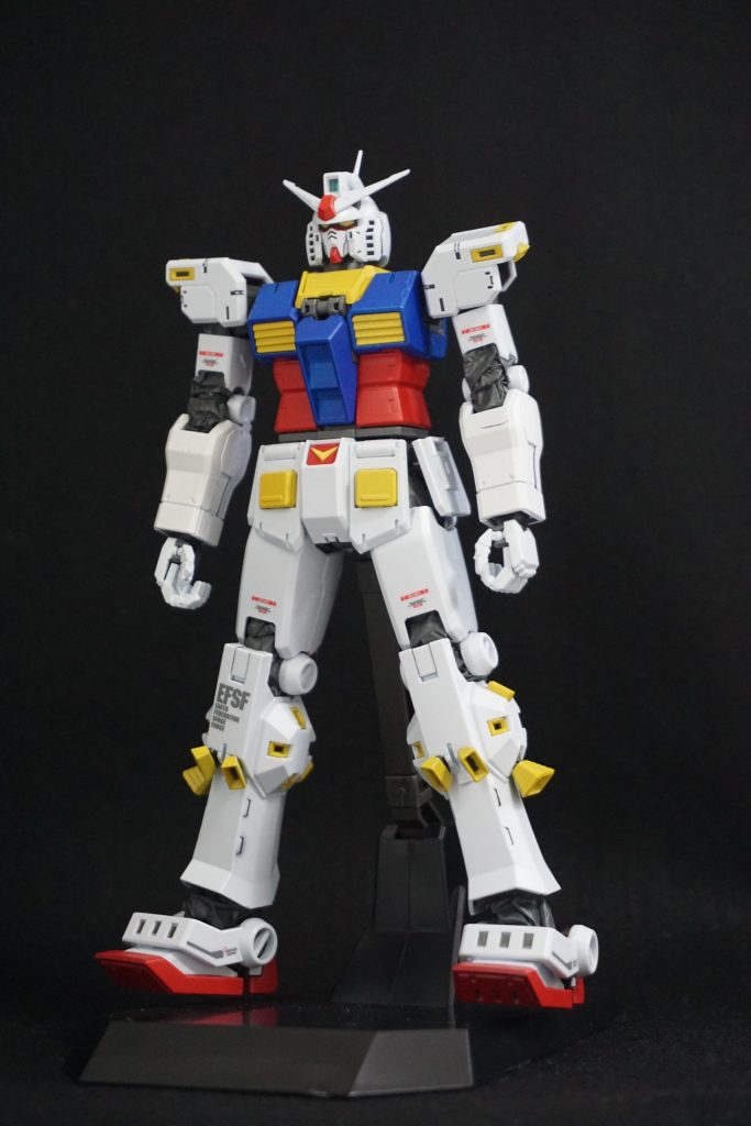 中身です。やや細身ですね。足回りなんかは直線で構成されてて、これまでのRX78とはまた違ったイメージです。