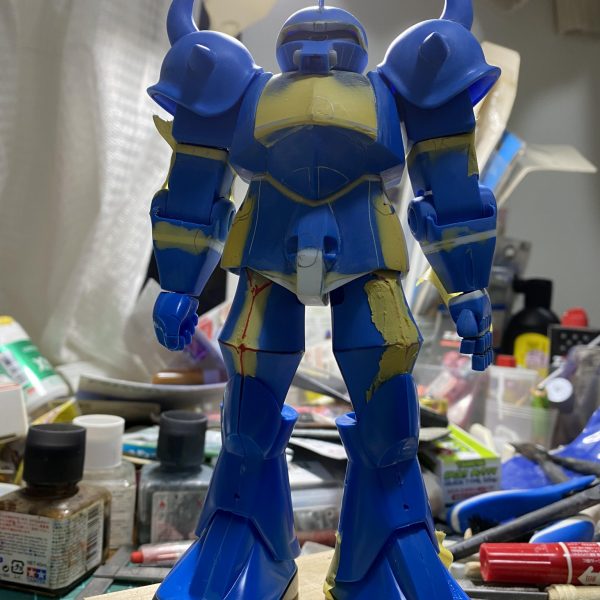 今回は旧キット1/100グフ改良型の制作です。設定画を参考にしながら、頭の中で3D化し各部の関節の取り付け位置を見直しながら進めています。ボリュームアップや延長、幅増しなど、旧キットの形を崩さないように改修するのを念頭に制作していきますので、変更などまだまだあるので気長にやっていきます。 （2枚目）