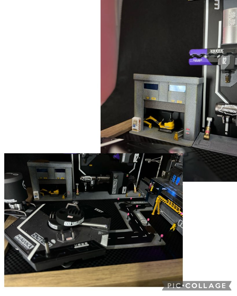 スペースが余っていたという理由から工事現場の詰所みたいなイメージで、整備とかをする人たちの倉庫を作ったのと、ベースにひいたカーボンシートだけだとのっぺりした印象だったのでパイロットたちが街に帰るための道路も作りました。 