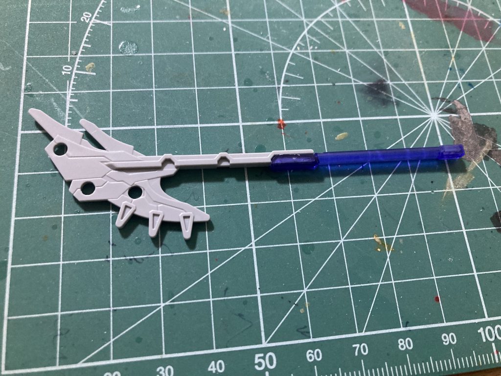 徐晃の武器は鎌・斧の両形態ギミックから短めのパーツでしたが、今回はよりツインビームサイズらしく持ち手を延伸しました。
