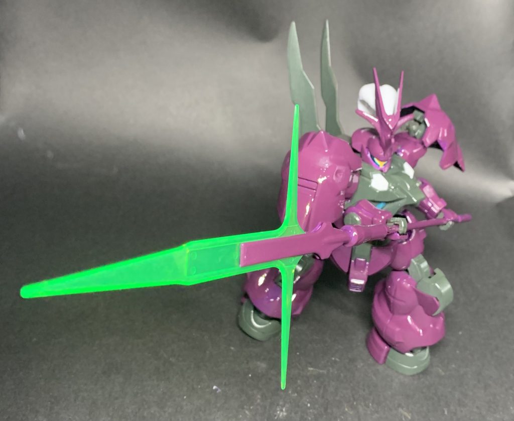 カラーリングはマルーンとスカイブルーを混ぜて少しレッドを含ませました。光が当たって赤がピンク味のある本編のカラーリングになりました。実物はもっとマルーンめいとります