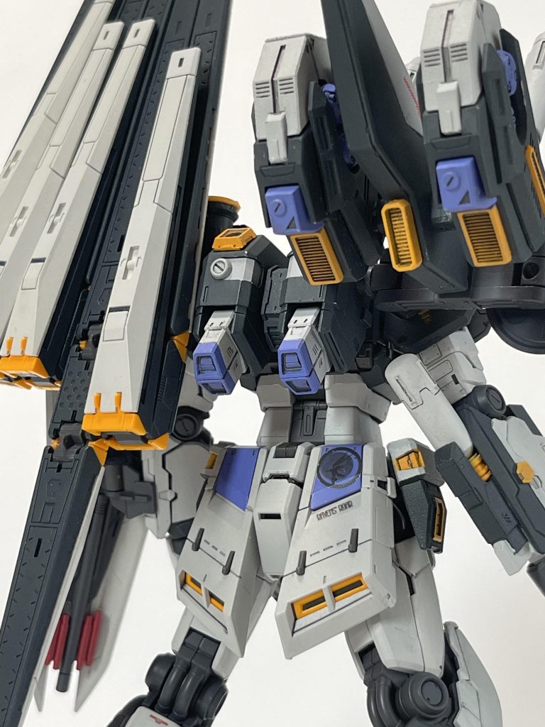 背部クローズアップ。腰部のバズーカをどかすと…おや？このチームエンブレムロゴは…