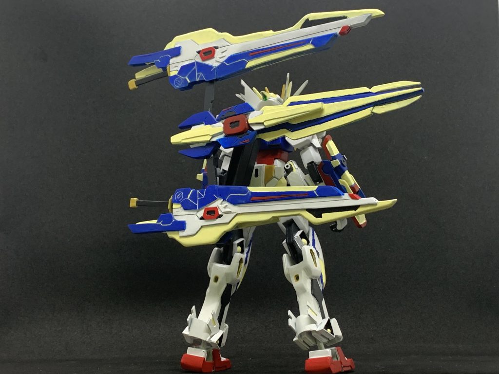 最大の特徴Eユニットライキリソード(刀)、ダガーファンネルのマウント、ライトニングブレードの分離、そして自立可能且つEの文字を保てる重量バランスを見出すのに苦労しました。