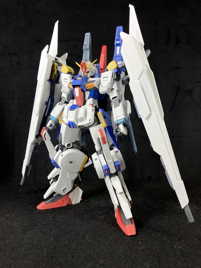 ZZをメインにZガンダム、ガンダムマークⅡ、Sガンダム、νガンダムなどを少し混ぜてます。両肩のバインダーはほぼプラ板。