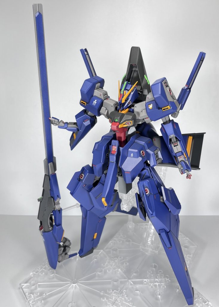 塗装は普通に実戦配備カラーです。コンポジットシールドブースターは、そのままでは短かったので延長しています。