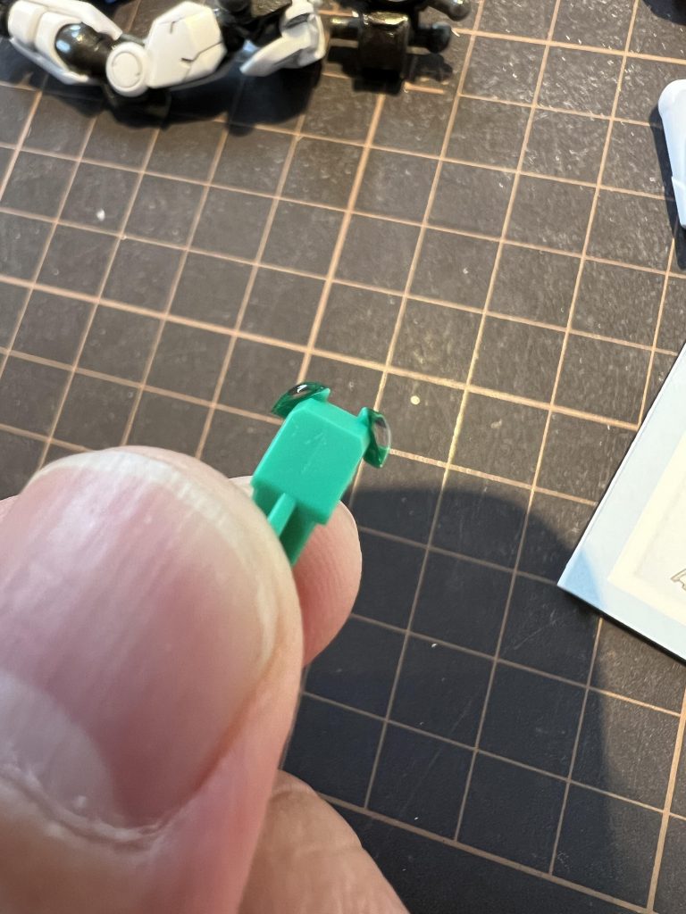 メインカメラのレジン盛り。ちょっとバッタの目みたい…