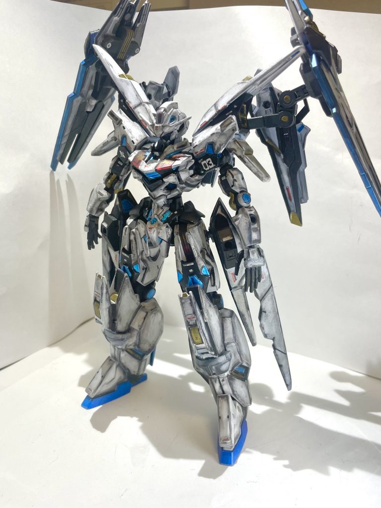 ガンダムクラウゼル  GUNDビット装備形態クラウゼル本来の姿。エアリアルが装備しているシールドを2つ装備しただけでなく、腰部と背部に大型スラスターを追加しているので高機動での戦闘が可能となっている。