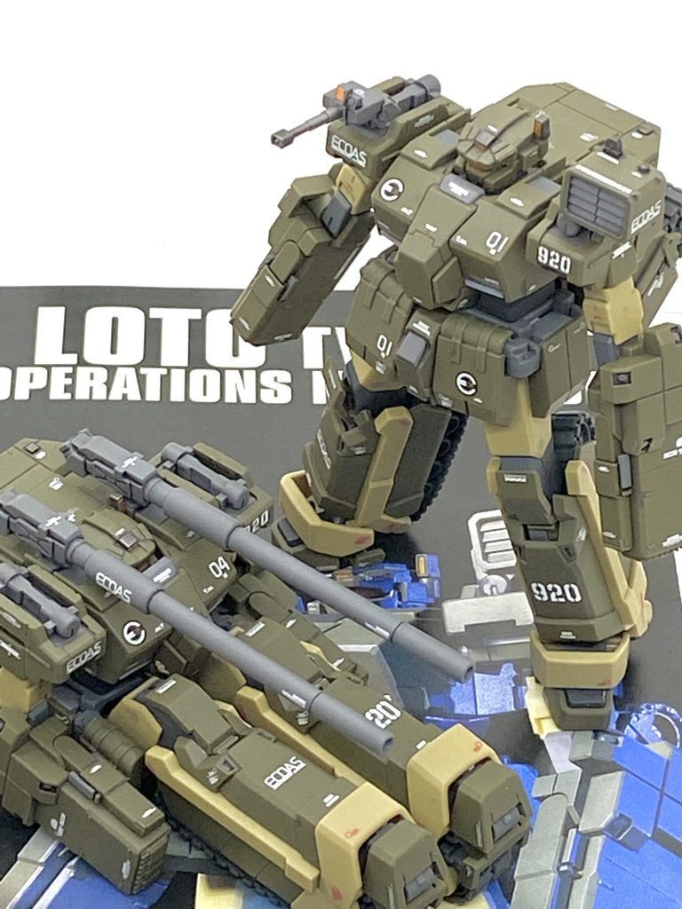 最後は説明書と。二個セットのを作るのはボールで経験していて、その時はそんなに時間が掛からず完成したのですが・・・ロトは人型なのでボールとは比べ物にならない位に細かく、ばらすのも組むのも大変苦労しました。俺達のUCの締め切りまで実質一週間しかなく、睡眠を削って突貫で仕上げましたが同じ小型のF91を作っていなければギブアップしていたかもしれない位に繊細な作業の連続で予定していた一体はウェザリングする事が出来ませんでした。最初にロトのデザインが発表された時はダークグリーン一色で物凄くカッコ良かったのですが「プラモ化しても小さそうだから作らないんだろうな」と思っていたのですが一週間とはいえ二体とも手抜きは無しで作り、今も箱にしまわず飾っている程に気に入っています。ガンダムユニコーンは小説に比べてアニメは最後がオカルト過ぎて、あまり好きでは無かったのですが・・・ツイッター上の「俺達のUC」で様々な素敵な作品を見て「新しいガンプラ世代の認識を見習わないと」と思い、またアニメを見返して魅力を再認識したので来年は月一位で作っていきたいと思います。ご覧して頂きありがとうございました。