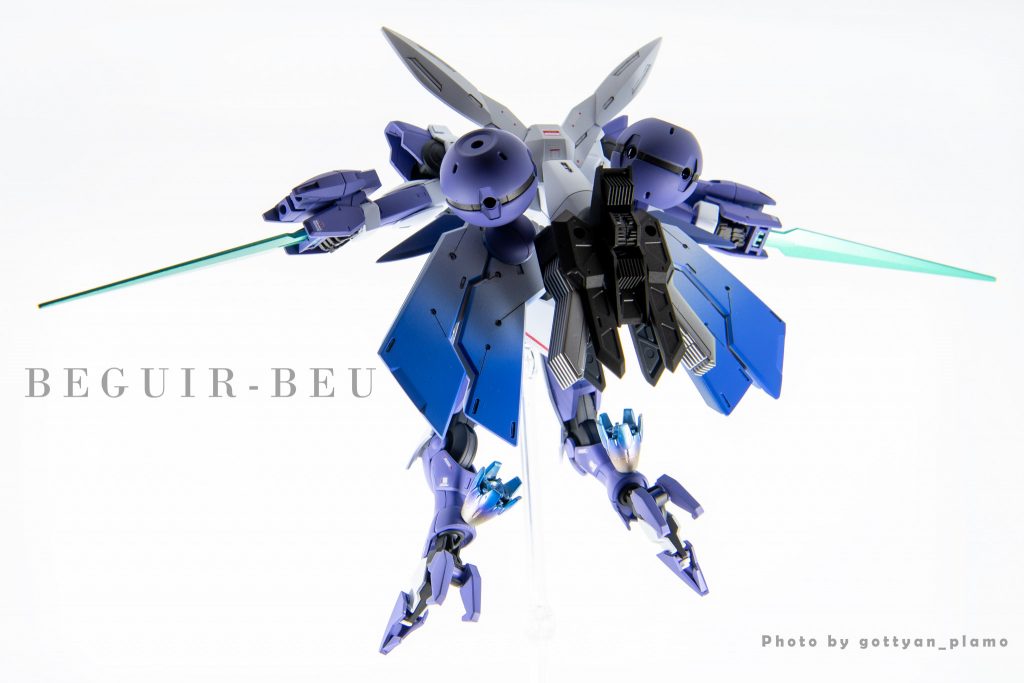 後ろ姿です(・ω・)キットはとてもシンプルな造りだったのですがそれ故にちょっとスカスカで寂しい気もしたのでバックパックにスラスター、ラジエーターフィンを取り付け。腰回りの羽根部分は近未来感のあるデザインのスジボリ。そして青をグラデーションで吹き、爽やかっぽい感じを表現したつもりです✋