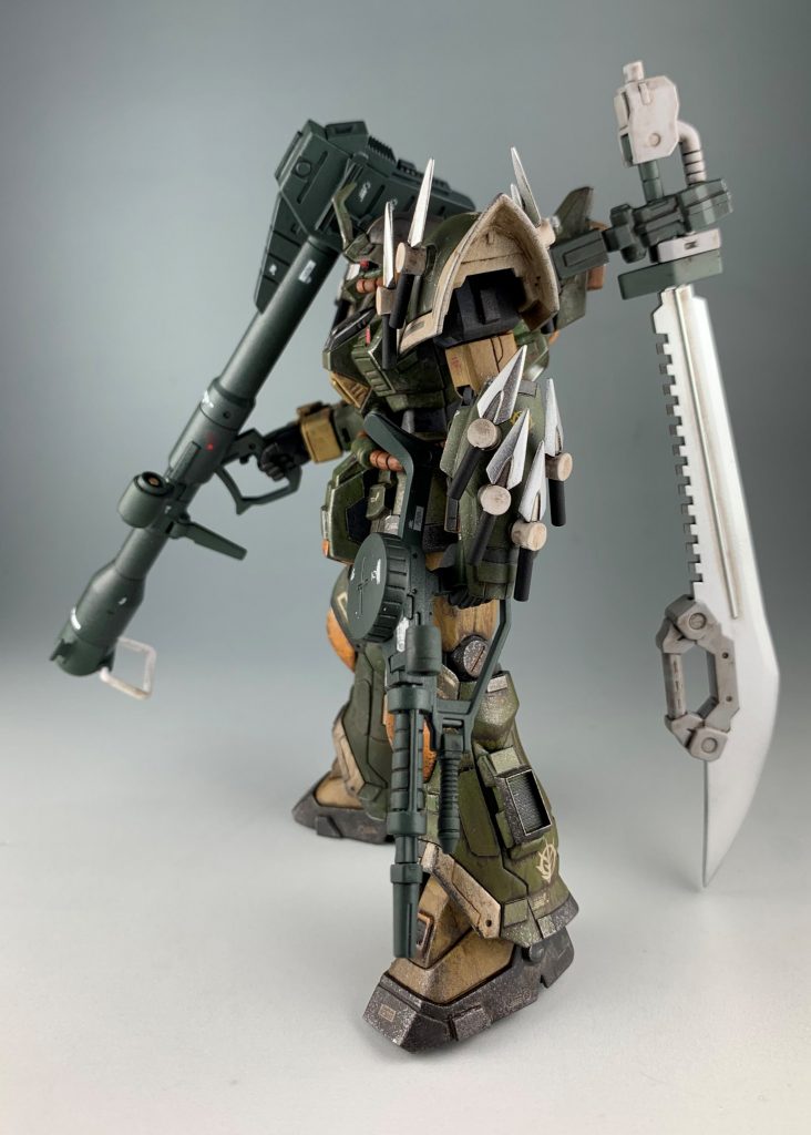 武装はジャイアントバズにザクマシンガンとヒートサーベルを追加しています。ヒートサーベルを追加するためにバックパックにジョイント部分を作成しました。違和感なくついたと思います。