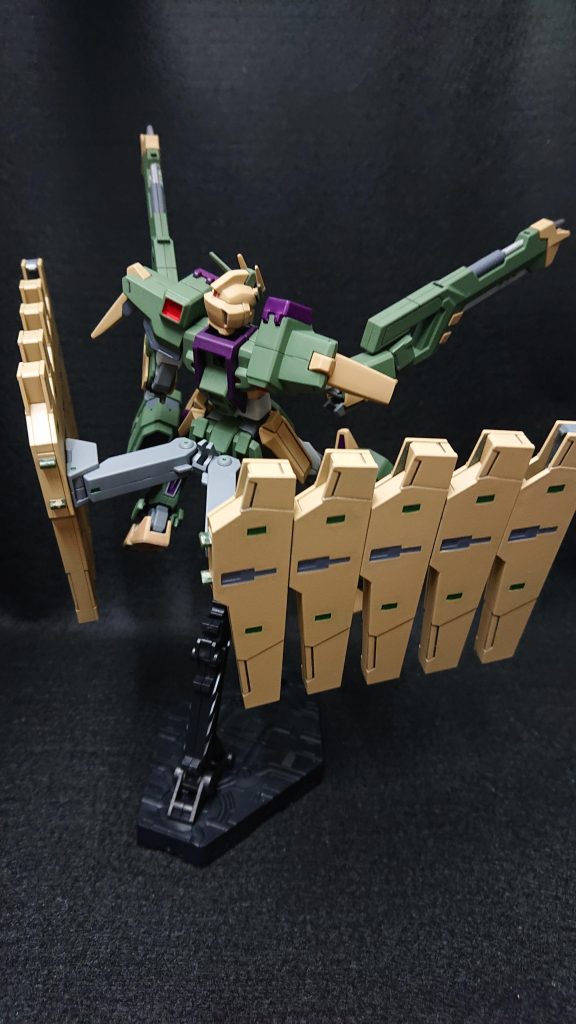 GNホルスタービットは腰部の後ろ側に3mmの穴をあけて、ジャンクパーツで接続軸を作り接続しています脚部のミサイルポッドも3mmの穴をあけて接続しています