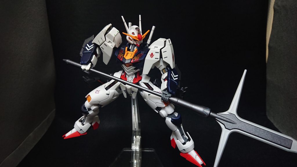 武器は長物を振り回して戦ってほしかったのでディランザのビームパルチザンを持たせました鉄血系とのミキシングなのでビームは却下とういことで、クリアパーツはシルバーで塗装しています