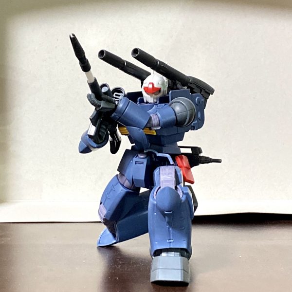 ガンダムに続き、ガンキャノンのミキシングプランがほぼ固まりました。顔以外ほぼ初期型じゃんwと言われそうですが、顔も初期型です😅ひさしとアンテナ、胸ダクト、肩、手、スリッパ、腰のサイドアーマーがリバイブ版です。存外擦り合わせが面倒で、ゴリゴリ削る日々でした。ストック付けてバレル延長したビームライフルがお気に入りです。（2枚目）