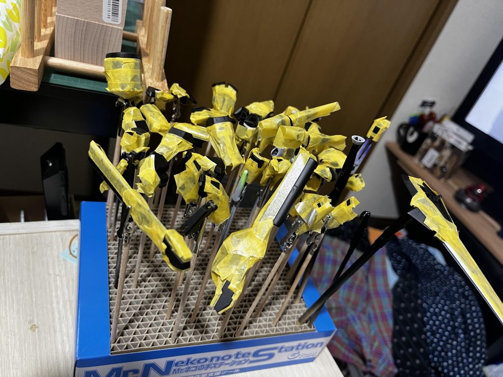 制作工程②「無限マスキング」一色目を吹いた後、塗り分け用にマスキングをして、その後バーニア系の場所用に再度マスキング…しかも今回パーツの際で綺麗にスジ彫りされてる作品への憧れで挑戦してみたので細かいマスキング作業は体感20年くらいかかった気がしました。