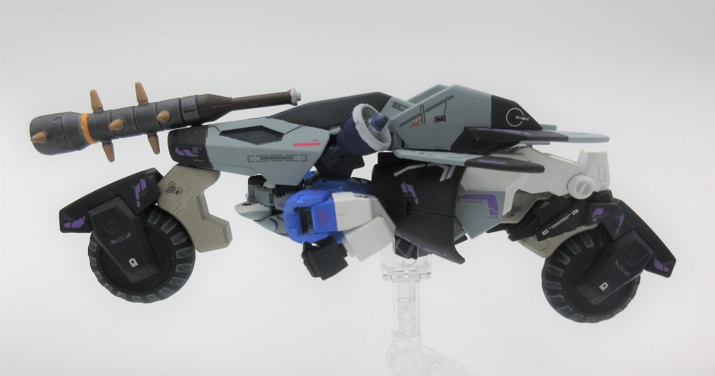 【作成材料／工程】最後に この『アライⅢ ガンダム』の 詳細材料や、作成工程を 記載します。 ベースは 上記の通り『コアガンダムⅡ』なのですが、額以外の 頭部は『ノーベルガンダム（バーサーカーモード）』、腰回りには『ジョニーライデン専用ザク』の スカートパーツ を 切り貼りして ミキシングしました。また ビームサーベルは ビルダーパーツ『MS バーニア03』のバーニアパーツ へ、手も ビルダーパーツ『1/144 MSハンド03（連邦系・Sサイズ）』へ変更し、シールドへは『HG マシンライダー』の 車輪まわりパーツ らが 取り付けできるように 改造しました。なお 武装として使った こん棒は『1/144 ハイパーガンプラウェポンズ』の バッティングラム をベースに 改造したものです。そして 残りの各パーツ（耳や 髪など）は、プラ板や パテで 1から作成していきました。