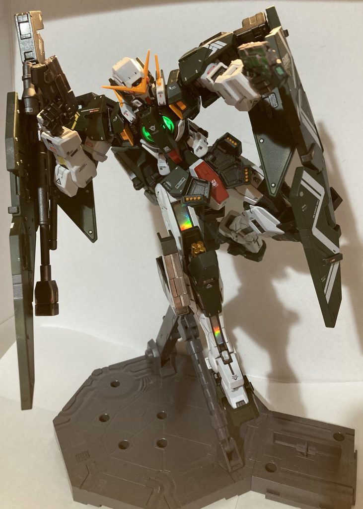 GNミサイルもエナメルとガンダムマーカーで塗装。ここはカラーリングを統一した方が良かったかとちょっと後悔してます。