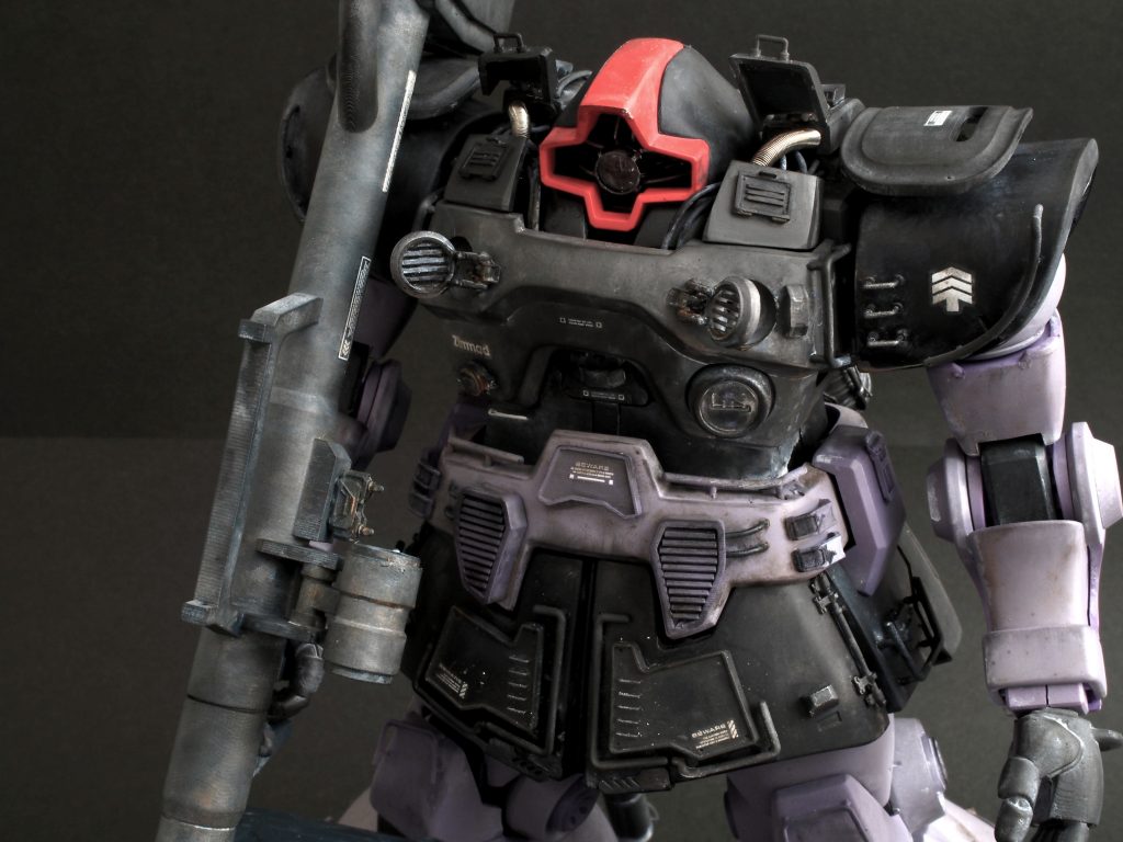 肩のパーツを分割してハッチオープンしています。内部にパイピングを施しています。