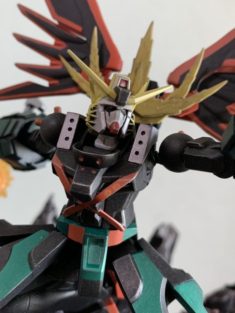 頭部に見せかけてツンツンヘアーみたいな飾りはバックパックにくっついています。アルトロンのビームトライデント先端を組み合わせてそれっぽくしています。胴体の装飾はプラ板組み合わせで、けっこうスクラッチです。