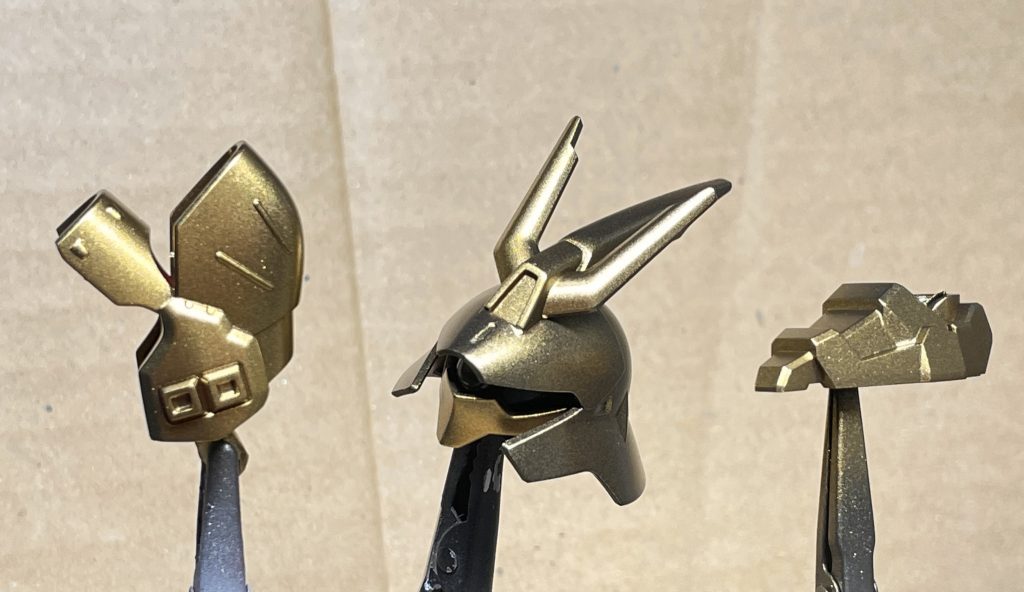 ゴールドを塗装。